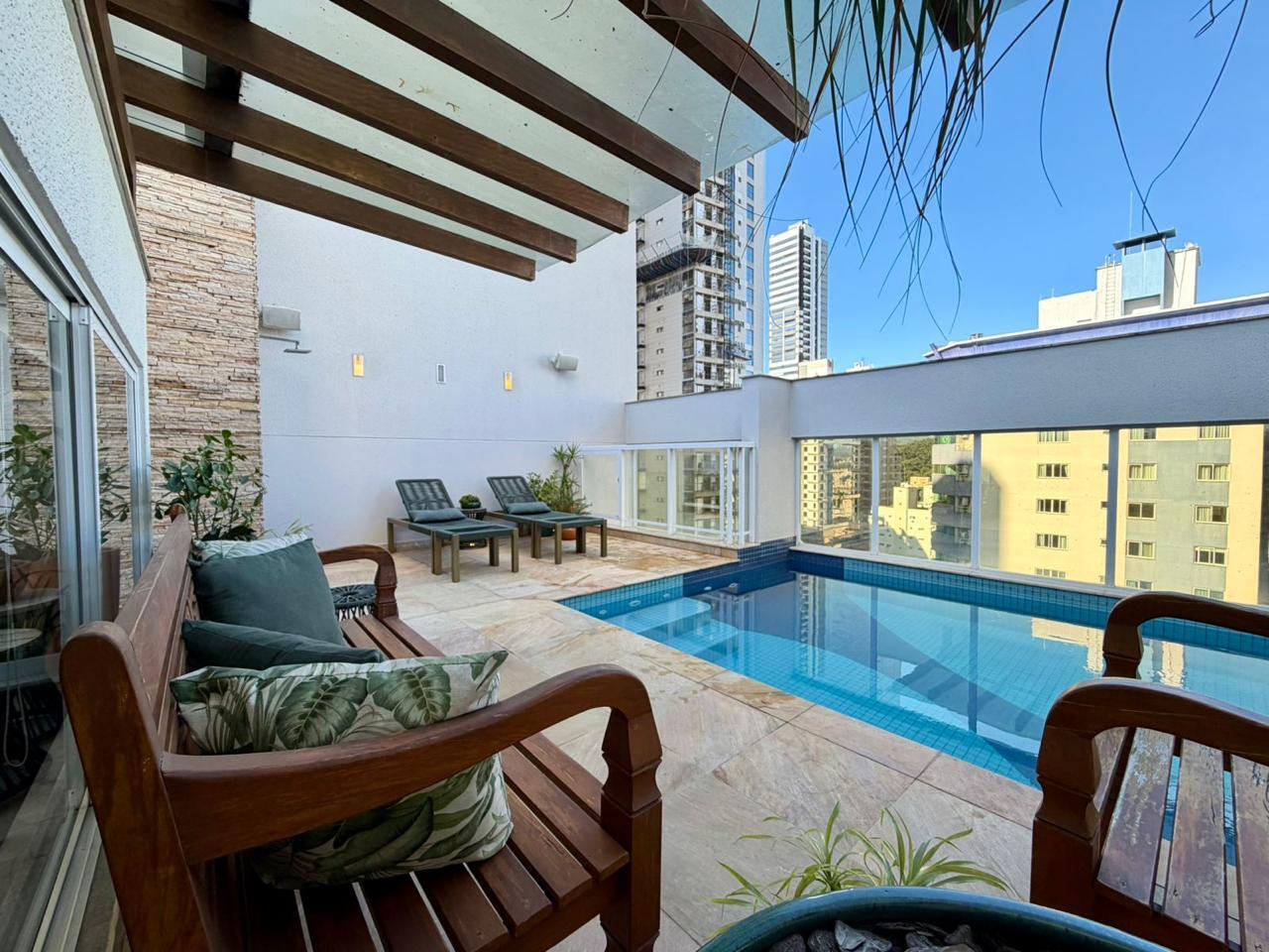 Cobertura Balneário Camboriú 500 metros da praia.